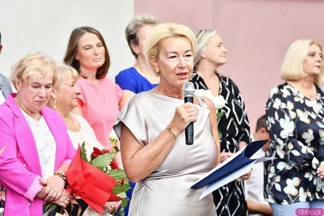[WIDEO/FOTO] Uczniowie szóstki pożegnali rok szkolny i dotychczasową dyrektor