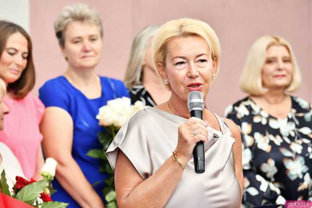 [WIDEO/FOTO] Uczniowie szóstki pożegnali rok szkolny i dotychczasową dyrektor