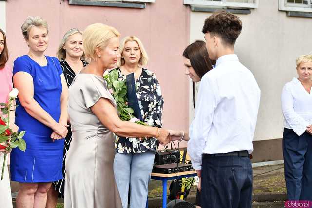 [WIDEO/FOTO] Uczniowie szóstki pożegnali rok szkolny i dotychczasową dyrektor