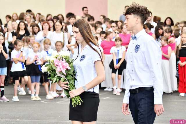 [WIDEO/FOTO] Uczniowie szóstki pożegnali rok szkolny i dotychczasową dyrektor