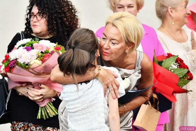 [WIDEO/FOTO] Uczniowie szóstki pożegnali rok szkolny i dotychczasową dyrektor