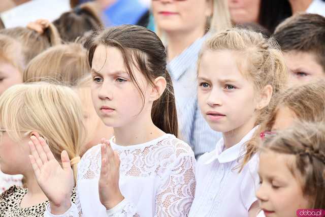 [WIDEO/FOTO] Uczniowie szóstki pożegnali rok szkolny i dotychczasową dyrektor