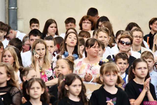 [WIDEO/FOTO] Uczniowie szóstki pożegnali rok szkolny i dotychczasową dyrektor