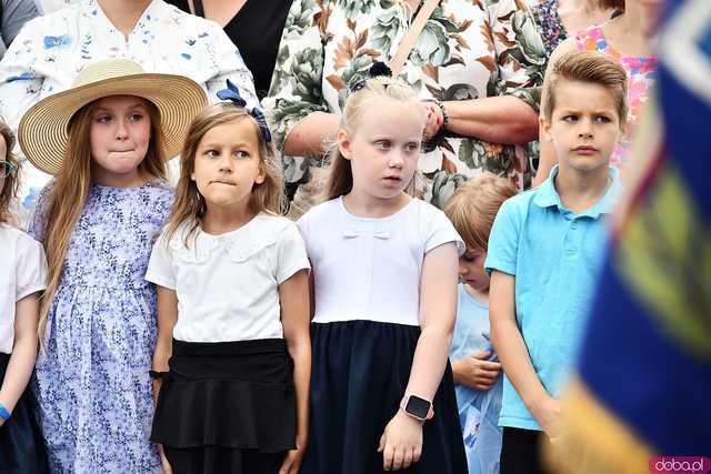 [WIDEO/FOTO] Uczniowie szóstki pożegnali rok szkolny i dotychczasową dyrektor