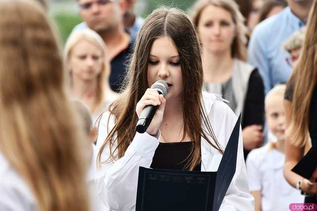 [WIDEO/FOTO] Uczniowie szóstki pożegnali rok szkolny i dotychczasową dyrektor