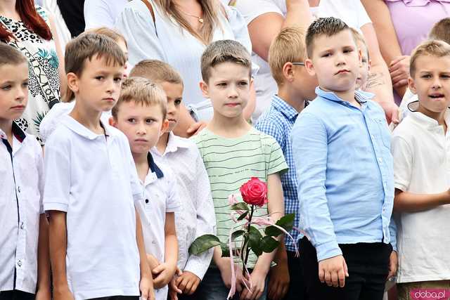 [WIDEO/FOTO] Uczniowie szóstki pożegnali rok szkolny i dotychczasową dyrektor