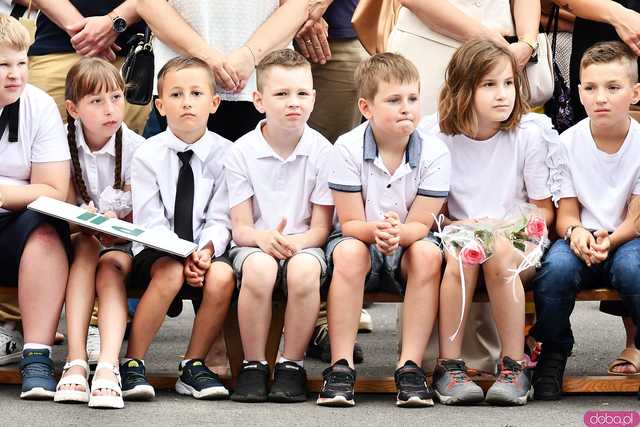 [WIDEO/FOTO] Uczniowie szóstki pożegnali rok szkolny i dotychczasową dyrektor
