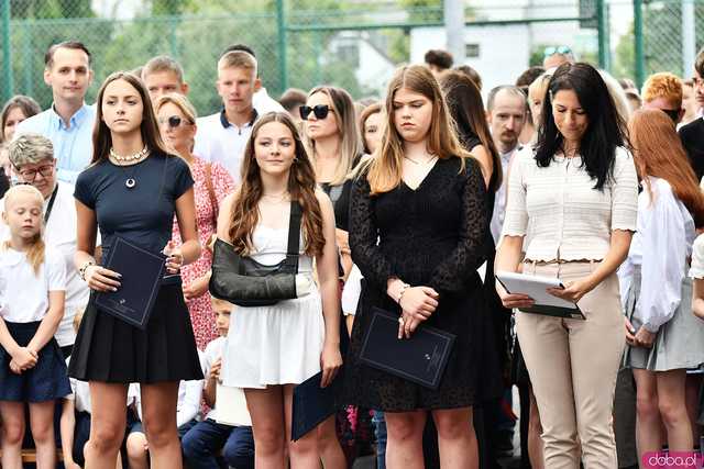 [WIDEO/FOTO] Uczniowie szóstki pożegnali rok szkolny i dotychczasową dyrektor