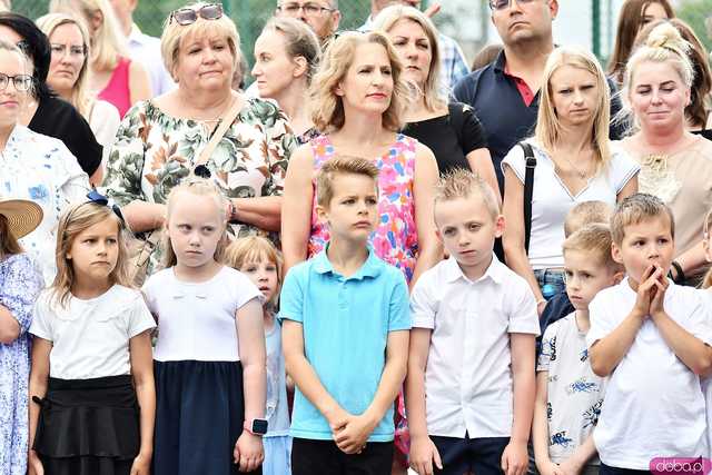 [WIDEO/FOTO] Uczniowie szóstki pożegnali rok szkolny i dotychczasową dyrektor