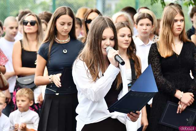[WIDEO/FOTO] Uczniowie szóstki pożegnali rok szkolny i dotychczasową dyrektor