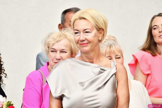 [WIDEO/FOTO] Uczniowie szóstki pożegnali rok szkolny i dotychczasową dyrektor