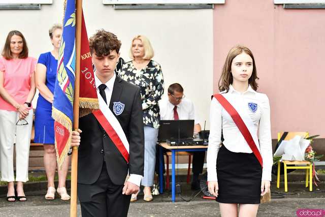 [WIDEO/FOTO] Uczniowie szóstki pożegnali rok szkolny i dotychczasową dyrektor