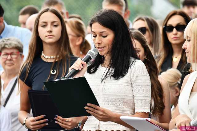 [WIDEO/FOTO] Uczniowie szóstki pożegnali rok szkolny i dotychczasową dyrektor