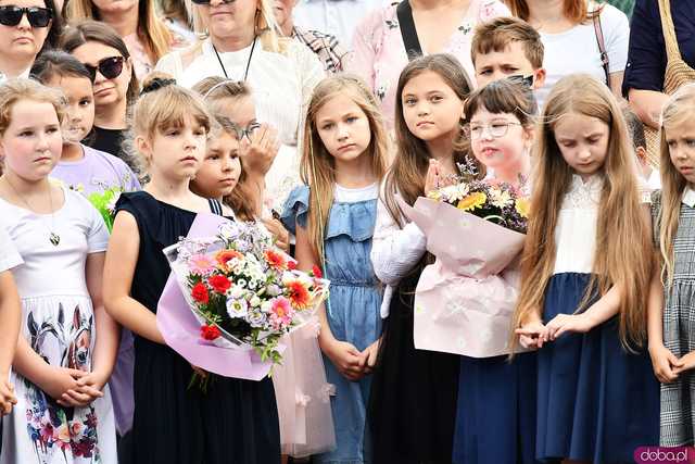 [WIDEO/FOTO] Uczniowie szóstki pożegnali rok szkolny i dotychczasową dyrektor