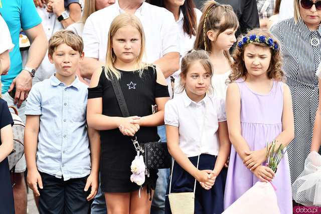 [WIDEO/FOTO] Uczniowie szóstki pożegnali rok szkolny i dotychczasową dyrektor
