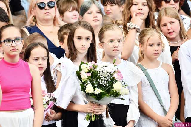 [WIDEO/FOTO] Uczniowie szóstki pożegnali rok szkolny i dotychczasową dyrektor