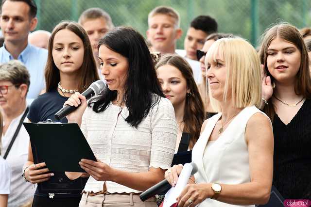 [WIDEO/FOTO] Uczniowie szóstki pożegnali rok szkolny i dotychczasową dyrektor