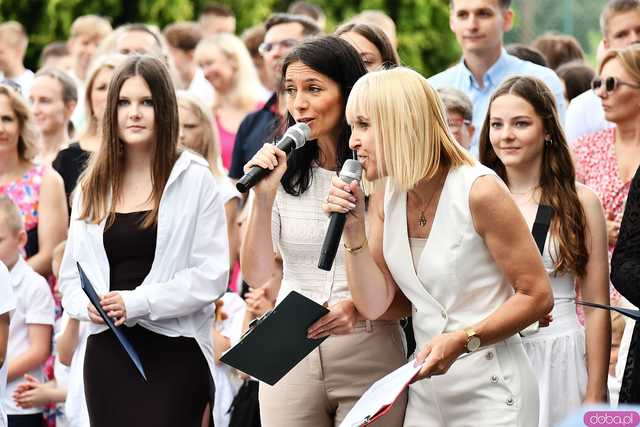 [WIDEO/FOTO] Uczniowie szóstki pożegnali rok szkolny i dotychczasową dyrektor