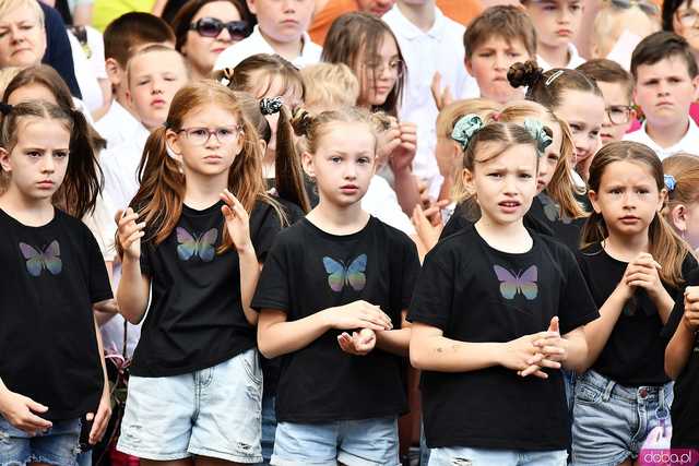 [WIDEO/FOTO] Uczniowie szóstki pożegnali rok szkolny i dotychczasową dyrektor