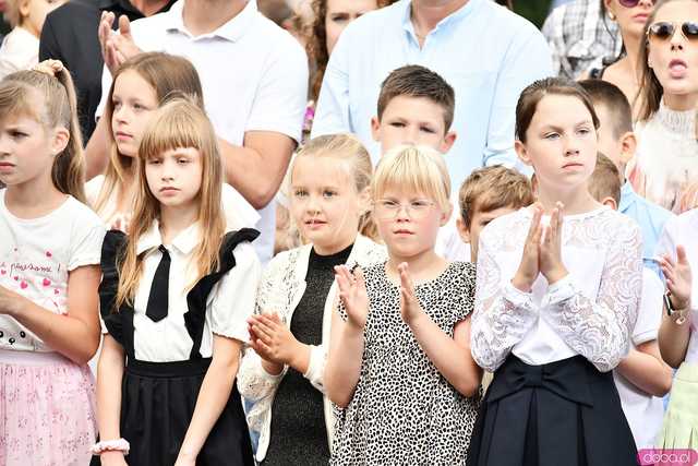 [WIDEO/FOTO] Uczniowie szóstki pożegnali rok szkolny i dotychczasową dyrektor