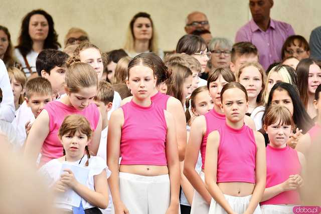 [WIDEO/FOTO] Uczniowie szóstki pożegnali rok szkolny i dotychczasową dyrektor