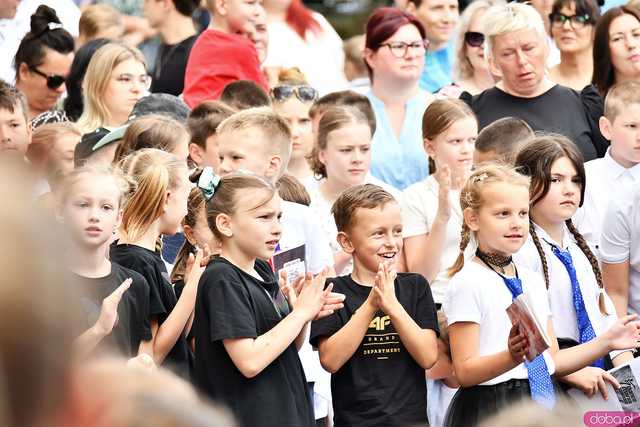 [WIDEO/FOTO] Uczniowie szóstki pożegnali rok szkolny i dotychczasową dyrektor