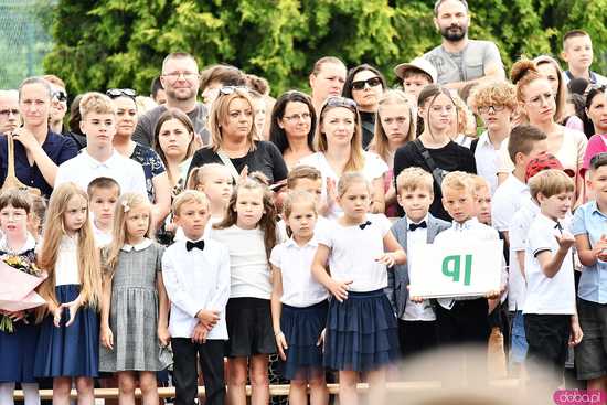 [WIDEO/FOTO] Uczniowie szóstki pożegnali rok szkolny i dotychczasową dyrektor
