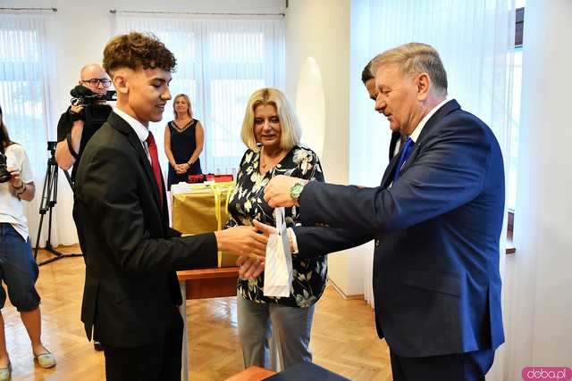 [FOTO] Nagrodzono najlepszych uczniów świdnickich podstawówek