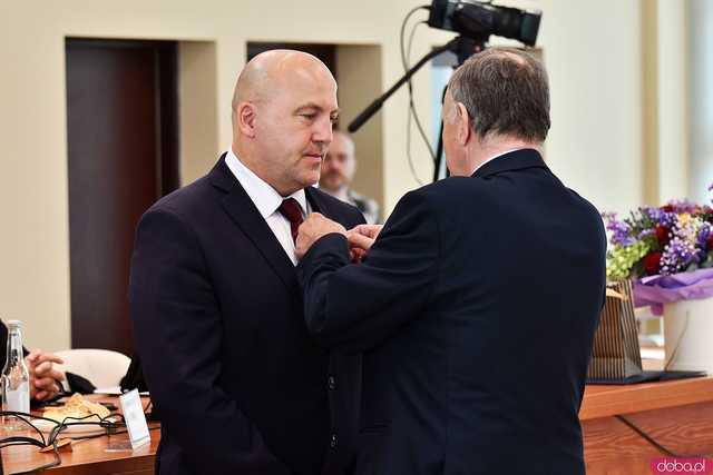 [FOTO] Zakończenie wieloletniej pracy na rzecz miasta i uhonorowanie radnego oraz prezydent