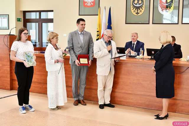 [FOTO] Zakończenie wieloletniej pracy na rzecz miasta i uhonorowanie radnego oraz prezydent