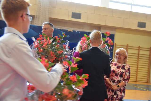 [FOTO] Uczniowie z gminy Świdnica zakończyli rok szkolny. Najlepszych prymusów nagrodzono
