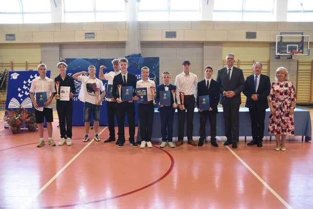 [FOTO] Uczniowie z gminy Świdnica zakończyli rok szkolny. Najlepszych prymusów nagrodzono