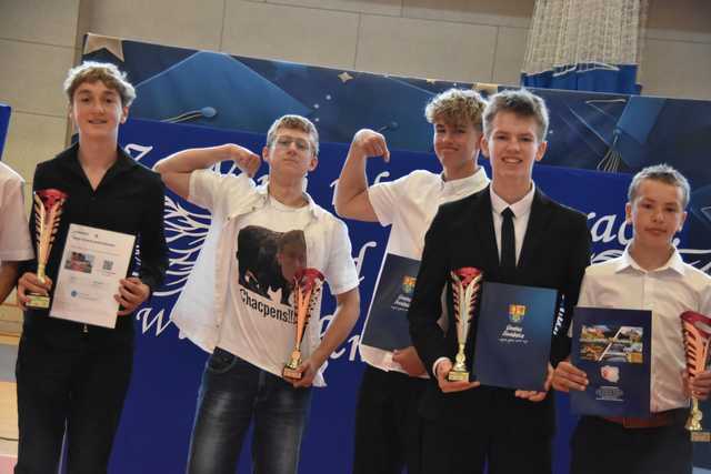 [FOTO] Uczniowie z gminy Świdnica zakończyli rok szkolny. Najlepszych prymusów nagrodzono