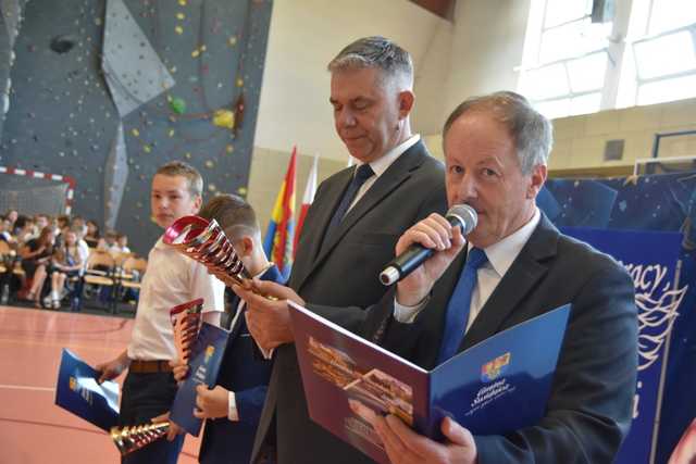 [FOTO] Uczniowie z gminy Świdnica zakończyli rok szkolny. Najlepszych prymusów nagrodzono
