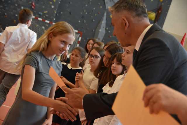 [FOTO] Uczniowie z gminy Świdnica zakończyli rok szkolny. Najlepszych prymusów nagrodzono