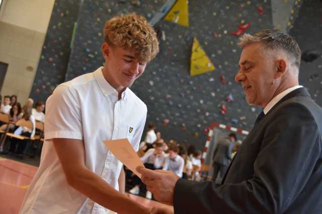 [FOTO] Uczniowie z gminy Świdnica zakończyli rok szkolny. Najlepszych prymusów nagrodzono
