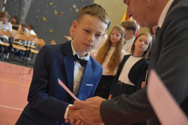 [FOTO] Uczniowie z gminy Świdnica zakończyli rok szkolny. Najlepszych prymusów nagrodzono