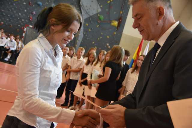 [FOTO] Uczniowie z gminy Świdnica zakończyli rok szkolny. Najlepszych prymusów nagrodzono