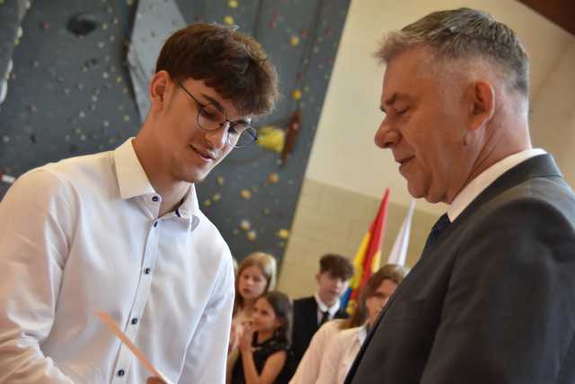 [FOTO] Uczniowie z gminy Świdnica zakończyli rok szkolny. Najlepszych prymusów nagrodzono