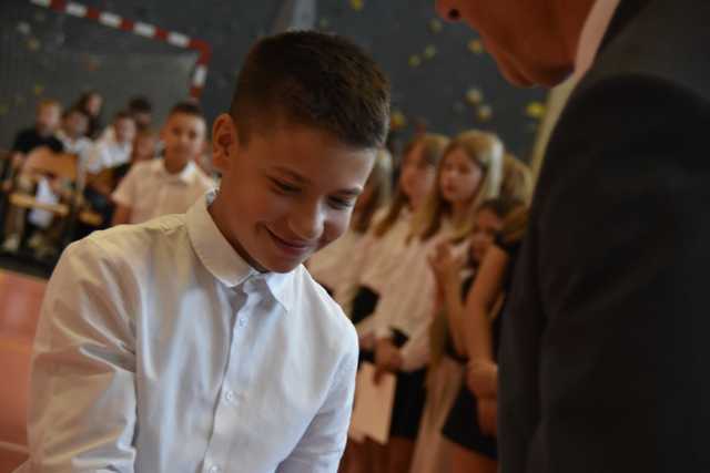 [FOTO] Uczniowie z gminy Świdnica zakończyli rok szkolny. Najlepszych prymusów nagrodzono