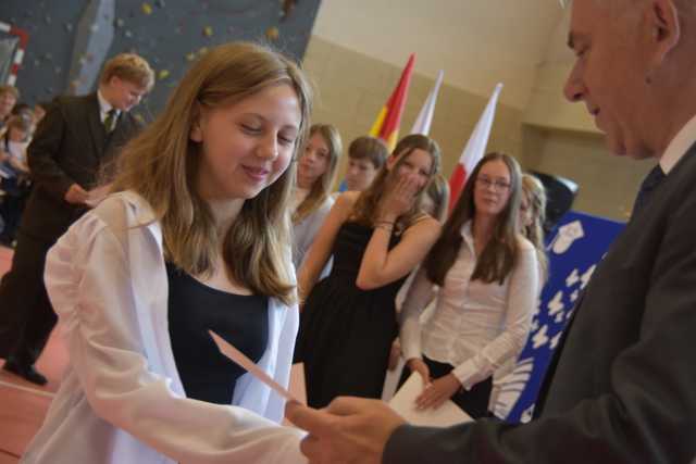 [FOTO] Uczniowie z gminy Świdnica zakończyli rok szkolny. Najlepszych prymusów nagrodzono