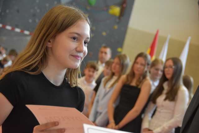 [FOTO] Uczniowie z gminy Świdnica zakończyli rok szkolny. Najlepszych prymusów nagrodzono