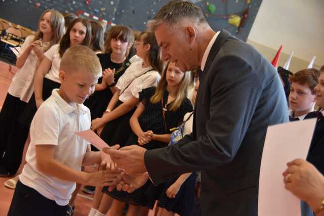 [FOTO] Uczniowie z gminy Świdnica zakończyli rok szkolny. Najlepszych prymusów nagrodzono