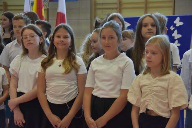 [FOTO] Uczniowie z gminy Świdnica zakończyli rok szkolny. Najlepszych prymusów nagrodzono