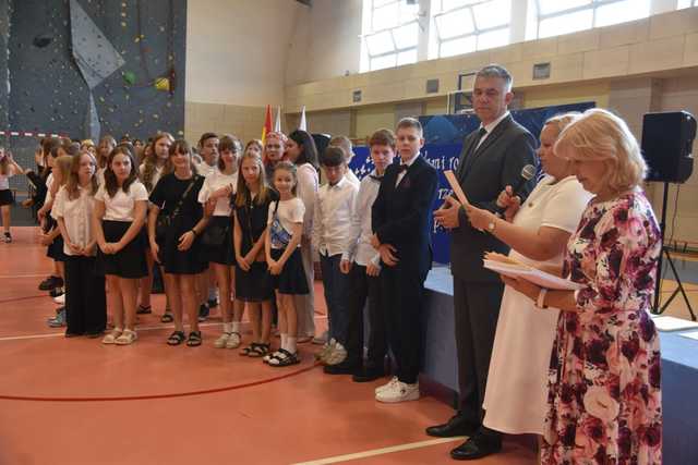 [FOTO] Uczniowie z gminy Świdnica zakończyli rok szkolny. Najlepszych prymusów nagrodzono