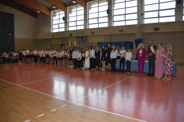 [FOTO] Uczniowie z gminy Świdnica zakończyli rok szkolny. Najlepszych prymusów nagrodzono