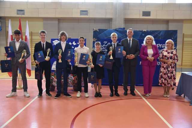[FOTO] Uczniowie z gminy Świdnica zakończyli rok szkolny. Najlepszych prymusów nagrodzono