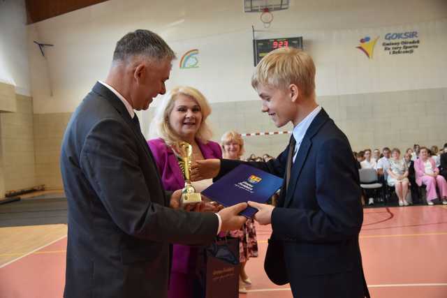 [FOTO] Uczniowie z gminy Świdnica zakończyli rok szkolny. Najlepszych prymusów nagrodzono
