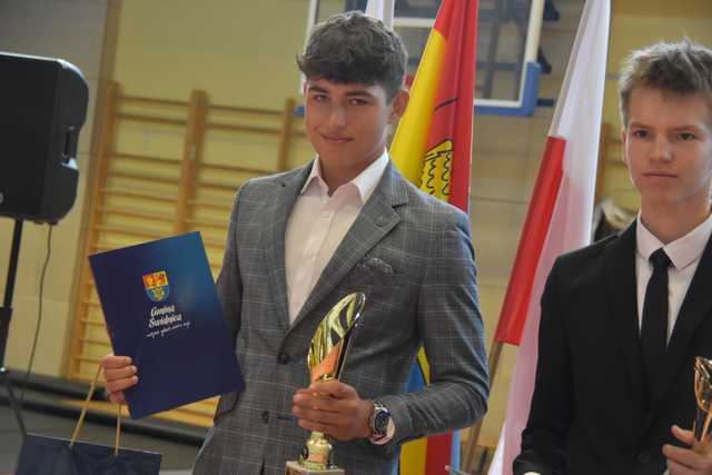 [FOTO] Uczniowie z gminy Świdnica zakończyli rok szkolny. Najlepszych prymusów nagrodzono