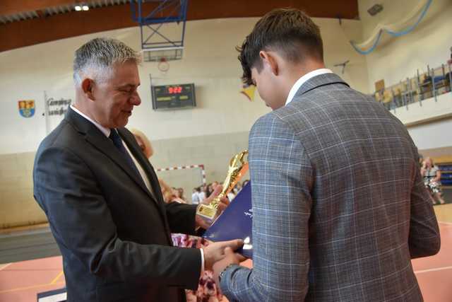[FOTO] Uczniowie z gminy Świdnica zakończyli rok szkolny. Najlepszych prymusów nagrodzono